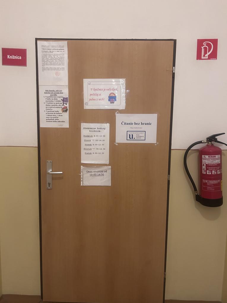 Publicita na dverách knižice