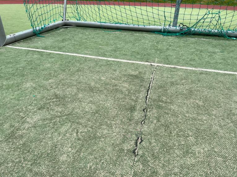 Zničený umelý trávnik